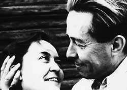 Солженицын и его жена Н.Решетовская. Снимок сделан "с руки" самим Солженицыном. В сегодняшней серии "В круге первом" мы, наверняка, увидим нечто подобное - встречу Глеба Нержина с женой.