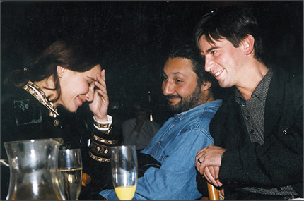 Светский лев Сергей Шолохов (справа), актриса Татьяна Друбич (слева), продюсер Стас Намин (в центре) на одной из вечеринок 90-х годов 