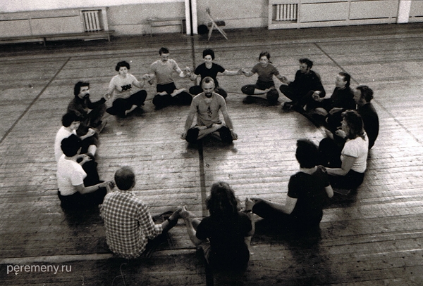 Владимир преподает йогу в подпольном кружке 1980-х годов