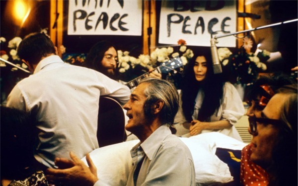 Лири во время записи песни "Give peace a chance" (сзади - Джон и Йоко)