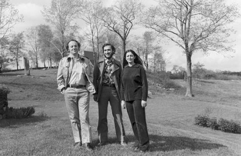 Слева направо: Иосиф Бродский, Вильям Бруй, Сильвия Гримберг-Бруй на даче у Алекса Либермана, Коннектикут, Весна 1973. Фотография Алекса Либермана