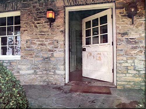 Вход в дом, где произошло легендарное преступление Чарльза Мэнсона. Можно видеть следы крови на земле и на самой двери