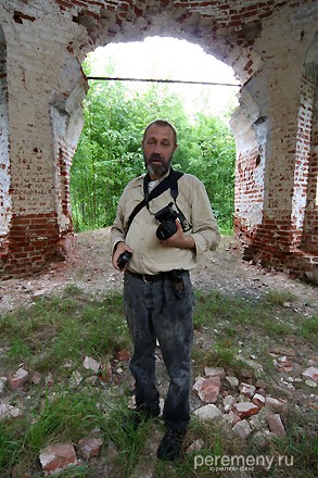 Это я в руинах Никольской церкви. Состояние гроги: весь мокрый, морда искусана, хожу, как в чаду, а ведь еще надо как-то вернуться. Валя с Османом примерно в таком же состоянии, только немного свежей. Забавно, что на стене церкви позади меня какой-то паломник нацарапал слово из трех букв: "Див"