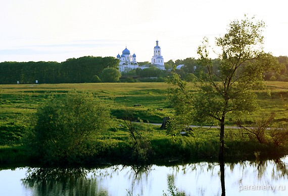 Вид на Боголюбский монастырь от церкви Покрова на Нерли. Чудесный лужок, мистическое сердце России