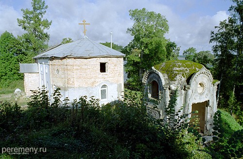 Череменецкий монастырь. За горой виднеется озеро