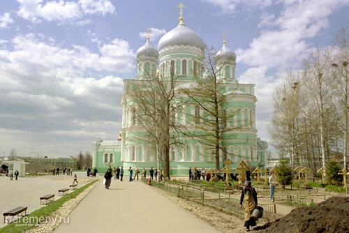 Монастырское кладбище позади алтаря Троицкого собора. Между прочим, идеи Ивана Тихонова ныне, кажется, одержали окончательную победу в Дивееве. Я видал там таких мордатых попов, один из них так беспардонно, при посторонних людях орал на монашек...
