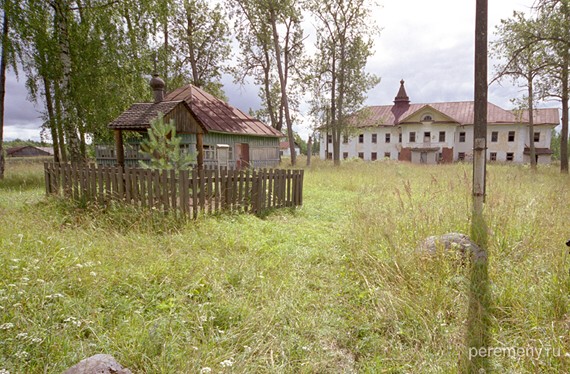 Вот Сосоновец. Вдали (белый) настоятельский корпус, оставшийся от монастыря. Слева за забором крест под навесом, поставленный над тем местом, где была церковь Иоанна Крестителя. В ней открыто лежали мощи Дионисия Глушицкого и его ученика (и преемника) Амфилохия. А кроме того были под спудом мощи Макария, Тарасия, Феодосия и многих других