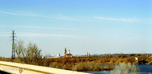 Так видится Старо-Голутвин монастырь с автомобильного моста. Кадр из окна машины
