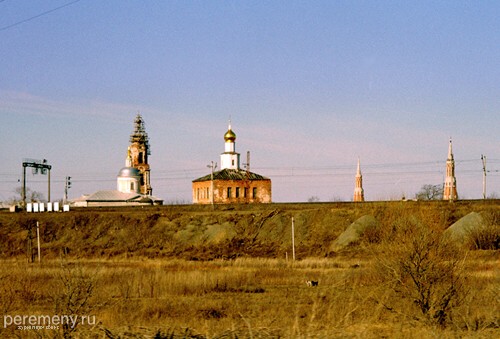 Старо-Голутвин монастырь виднеется из-за железнодорожной насыпи