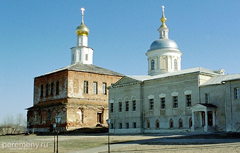 Старо-Голутвин монастырь. Слева - Богоявленский собор, справа - церковь Сергия Радонежского