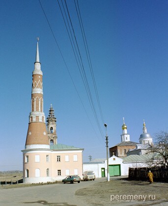Вход в Старо-Голутвин монастырь. Готические башни, которые украшают монастыри Коломны, построены по проекту знаменитого Казакова