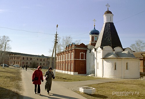 Брусенский монастырь. На переднем плане Успенская церковь, построенная Иваном Грозным в память о взятии Казани
