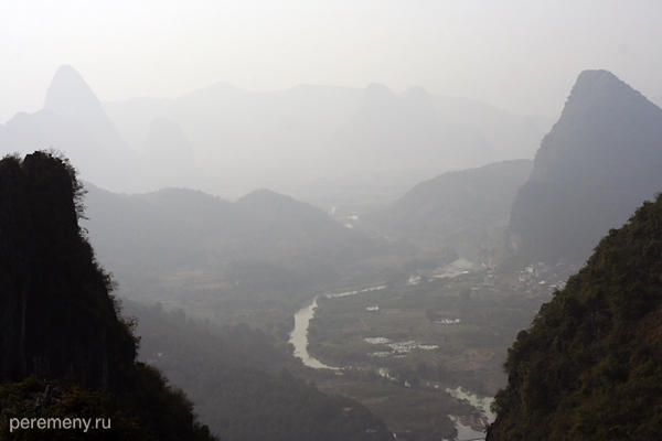 Гуанси-Чжуанский автономный район. Вид на долину реки Джинбао с Лунной горы неподалеку от города Янгшоу. Фото Глеба Давыдова