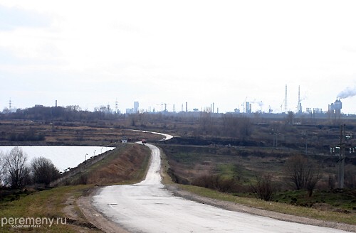 Плотина Шатского водохранилища. Вправо, на северо-запад, течет река Шат. Пейзаж там какой-то неземной, негуманоидный. Когда я подошел поближе к плотине и стал снимать водохранилище (оно слева), подъехали охранники, долго решали, что со мной делать, советовались по рации с начальством и, в конце концов, переписали себе все мои паспортные данные. Теперь если с плотиной что-нибудь случится, виноват буду я.