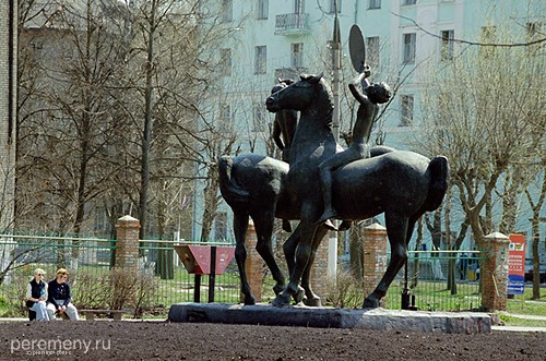 Дон и Шат перебрасываются бубном первородства