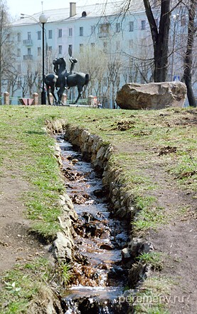 Это считается Доном, выше - камень, из-под которого он теперь вытекает, и конная статуя Дона и Шата