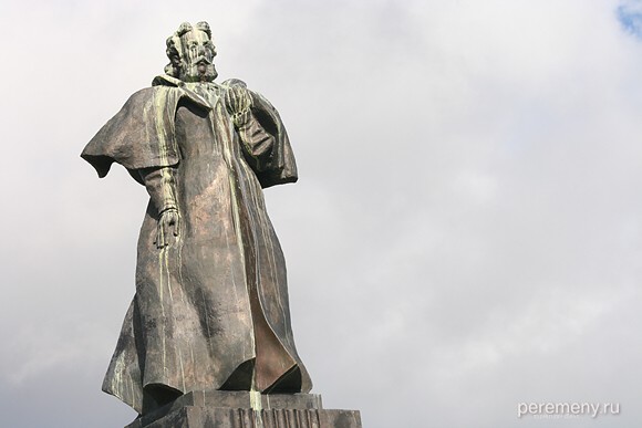 Памятник Мусоргскому на берегу Жижицкого озера