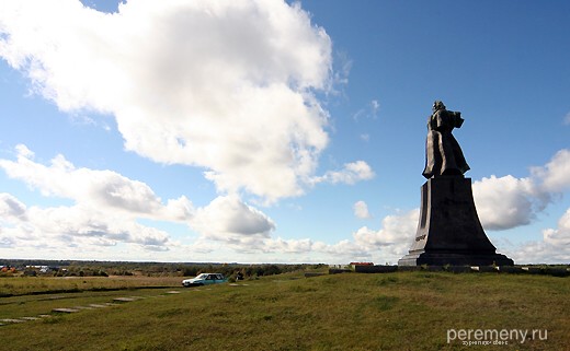 Памятник Мусоргскому господствует над округой. Слева вдали виднеются домики Карева или Белавина, не могу отсюда понять