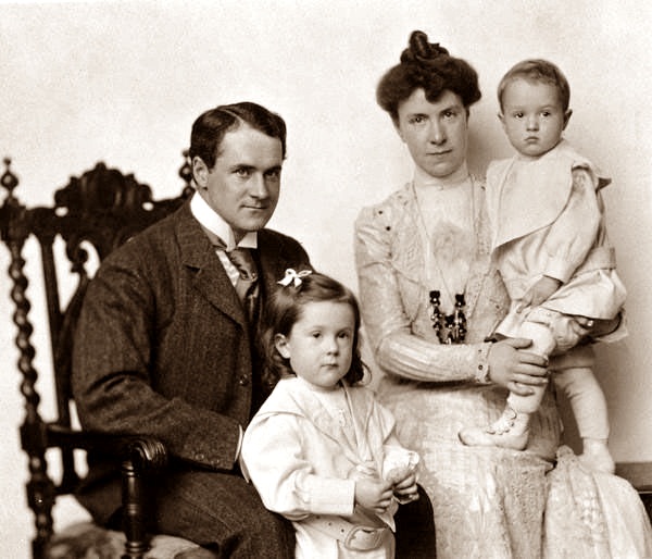Гарольд Маккормик с женой Эдит и детьми