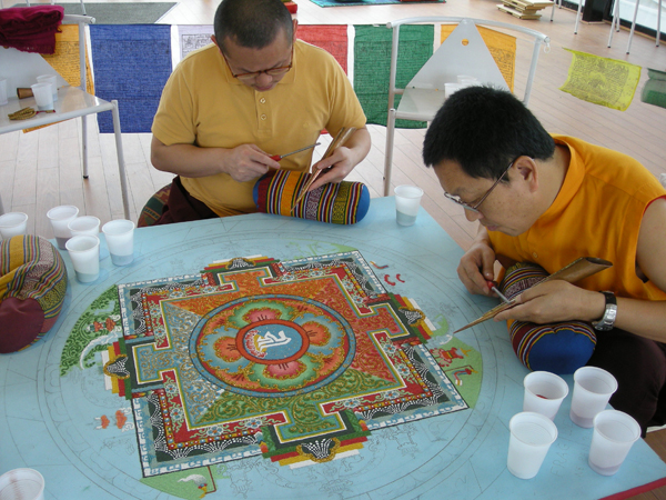 Изготовление буддистской мандалы
