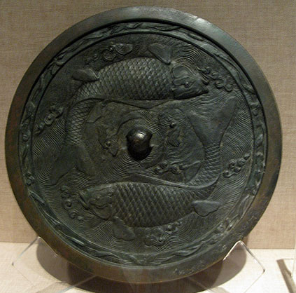 Рельеф на обратной стороне китайского зеркала эпохи Цзинь. Изображены карпы, плывущие вокруг центра по часовой стрелке (Юнг это называет циркумамбуляцией). Вообще, это типичная мандала.