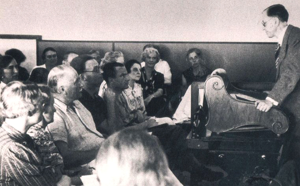 Общество Эранос. Собрание 1938 года, выступает Поль Масон-Урсель, третий слева в первом ряду – Карл Юнг