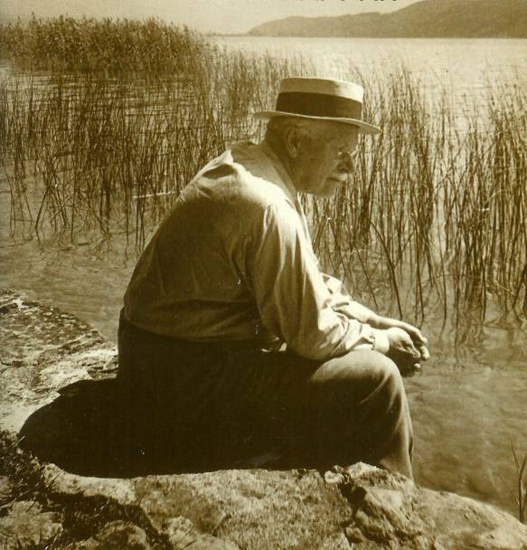 Карл Юнг в старости на берегу Цюрихского озера в Боллингене