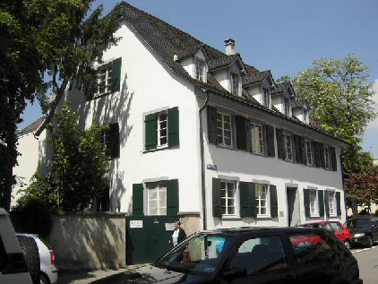 Дом, где жила семья Юнгов в Кляйн-Хюнингене. Это под Базелем