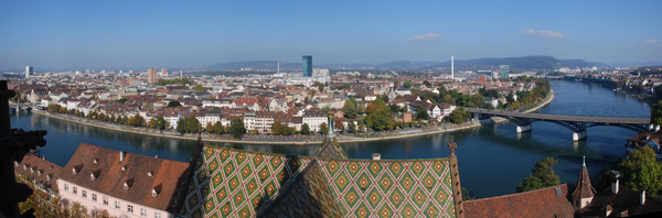 Панорама Базеля. На переднем плане в ромбиках крыша Базельского собора
