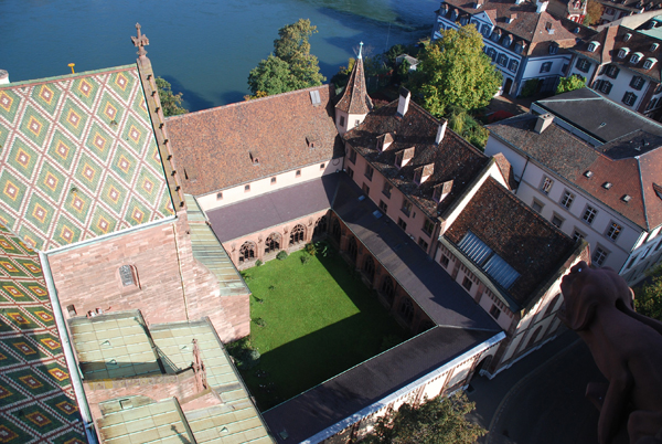Крыша и внутренний двор Базельского собора