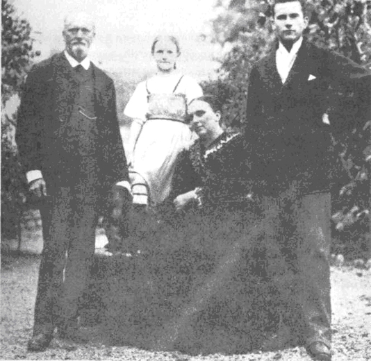 Семья Юнгов. Отец Иоганн Пауль Юнг (здесь он похож на Фрейда), мать Эмилия (в девичестве Прейсверк), сестра Иоганна Гертруда и сам Карл