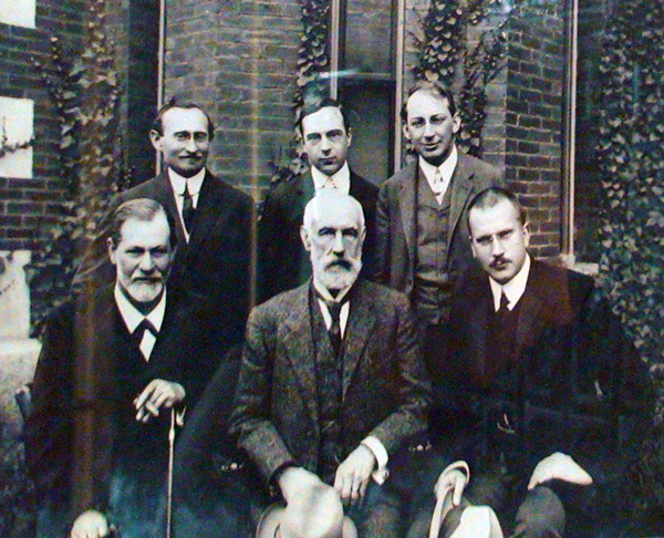 В Университете Кларка. Сидят: Зигмунд Фрейд, Грэнвилл Холл, Карл Юнг; стоят: Эбрахам А. Брилл, Эрнест Джонс, Шандор Ференци. 1909 год.