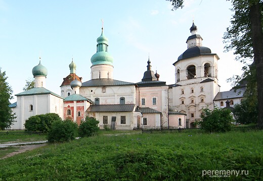 Группа храмов Кириллова монастыря. Успенский собор в центре, с бирюзовым куполом