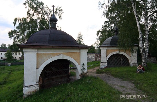 Иванова горка в Кириллове. Эти странные сооружения стоят над часовней, построенной Кириллом (справа) и крестом, поставленным им по приходе в место силы. Теперь там тоже стоит крест, забранный в клеть (она хорошо видна). Новенький, совсем не изгрызенный. А тот крест, что стоял здесь раньше, экспонируют в музее. Основание его совершенно изгрызено, как будто поработали бобры. Но нет, это люди. Крест-то целительный, помогает от зубной боли. И вообще - помогает