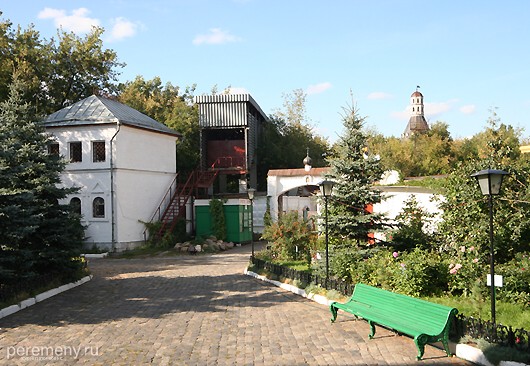 Дворик Богородицерождественской цекви Старого Симонова монастыря. А вот башня в правой части снимка - это уже Новый Симонов. Его сейчас усиленно реставрируют - будет еще одно патриаршье подворье. Попы не глупы: место хорошее, историческое, к тому же практически самый центр