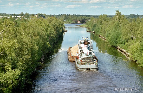 Северо-Двинская водная система. Пароходик толкает баржу с песком по каналу герцога Виртембергского от Кириллова к Четвертому шлюзу, который виднеется там, вдали. Дальше можно доплыть до Великого Устюга и до Архангельска. Но так давно уже никто не плавает