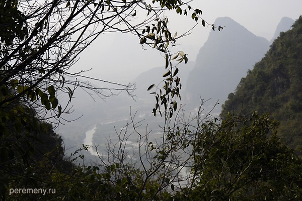 Китай. Ганси-Чжуанский автономный район. Вид на долину реки Динбао неподалеку от города Янгшоу. Фото Глеба Давыдова