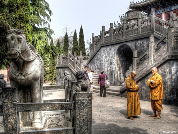 Статуя лошади около буддистского монастыря 