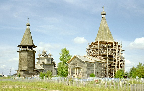 Лядины. Справа шатровая Покровская церковь, слева, чуть позади колокольни, Богоявленская церковь