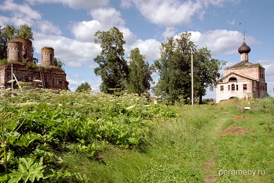 Спасо-Преображенский Геннадиев монастырь. Слева руины Преображенского собора, справа храм Алексия Божия человека