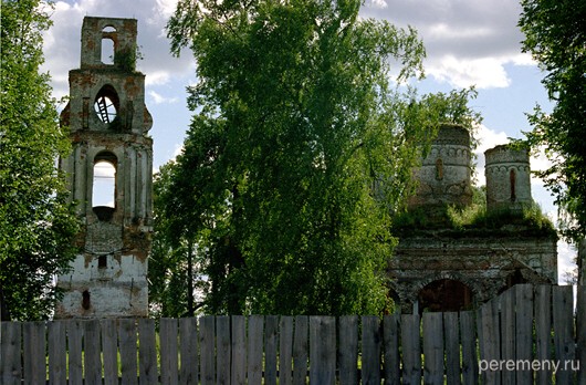 Руины Геннадиева монастыря из-за монастырской ограды. Когда я попал сюда в первый раз, никакого забора не было