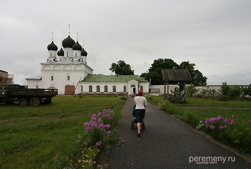Макарьевская церковь. В ней лежат мощи преподобного. Слева от дорожки грузовик повышенной проходимости. Такие добротные машины часто гниют в оградах монастырей. Справа - навес с колоколами