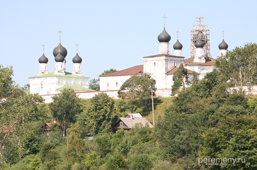 Макариево-Унженский Троицкий монастырь (так официально называется это место силы). Слева Макарьевский храм, справа - на переднем плане Благовещенская церковь, на заднем Троицкий собор. Фото 2005 года