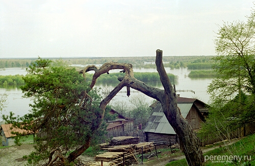 Разлив Унжи с Макрьевой горки. Этот кадр сделан весной 2002 года
