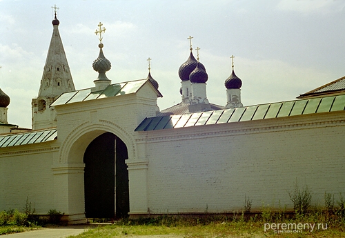 Вход в Макарьев монастырь. Колокольня еще жива. 2001 год