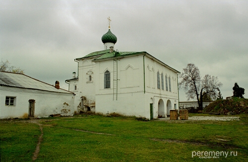 Надвратная Никольская церковь изнутри Макарьева монастыря