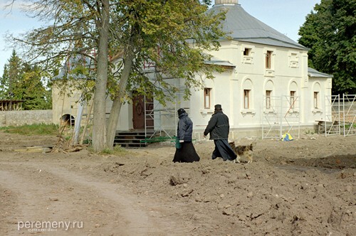 Георгиевский монастырь в Мещовске Калужской области. Это кадр с той самой пленки, на которой застрял аппарат. Боюсь, что именно этот монах мне его и сглазил. Сказать ничего не сказал, но посмотрел выразительно. Глядя на этот кадр, лишний раз убеждаешься: пленка все-так лучше, чем цифра