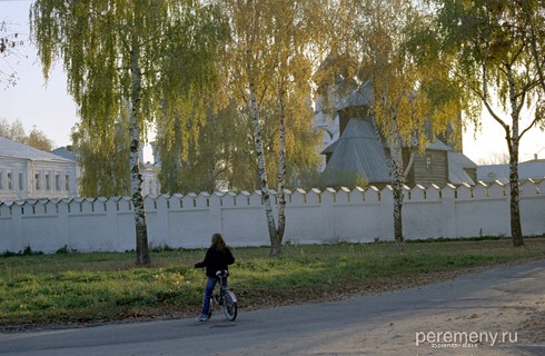Зайка перед оградой Троицкого женского монастыря в Муроме