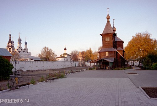 Деревянная церковь Сергия Радонежского в Троицком монастыре. А за каменной стеной уже церкви Благовещенского монастыря