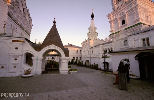 Троицкий монастырь. Слева крыльцо храма, в котором покоятся общем гробу мощи Петра и Февронии